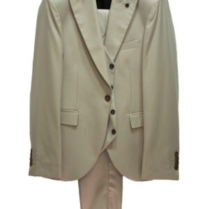 Light beige suit – soft tone, ideal for daytime weddings and summer events.