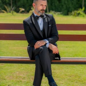 Classic Black Three-Piece Tuxedo – refined and traditional formalwear, perfect for grooms and high-end evening events.